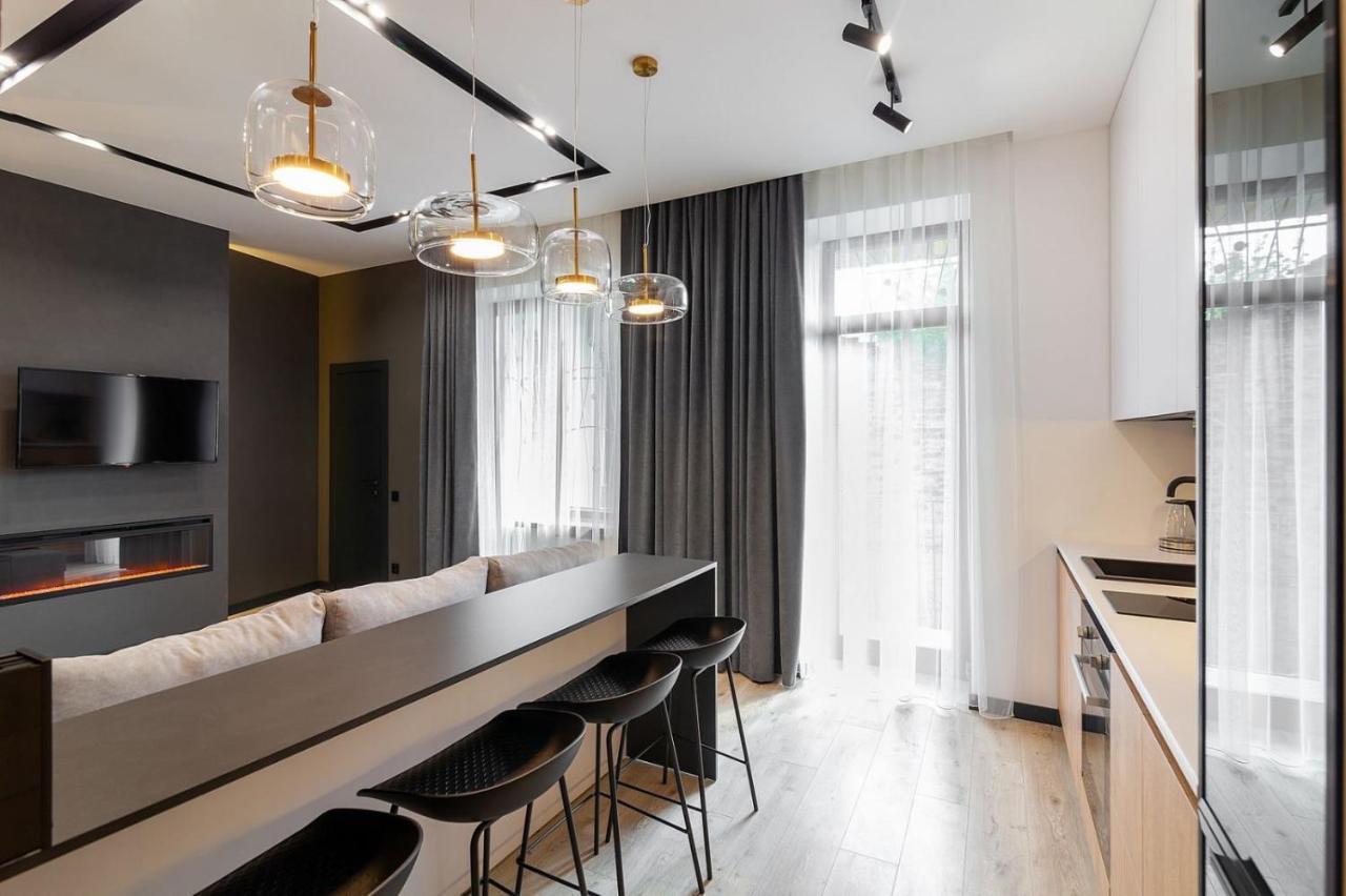 Royal Romantic Apartment With Bathtub Lviv Exterior photo