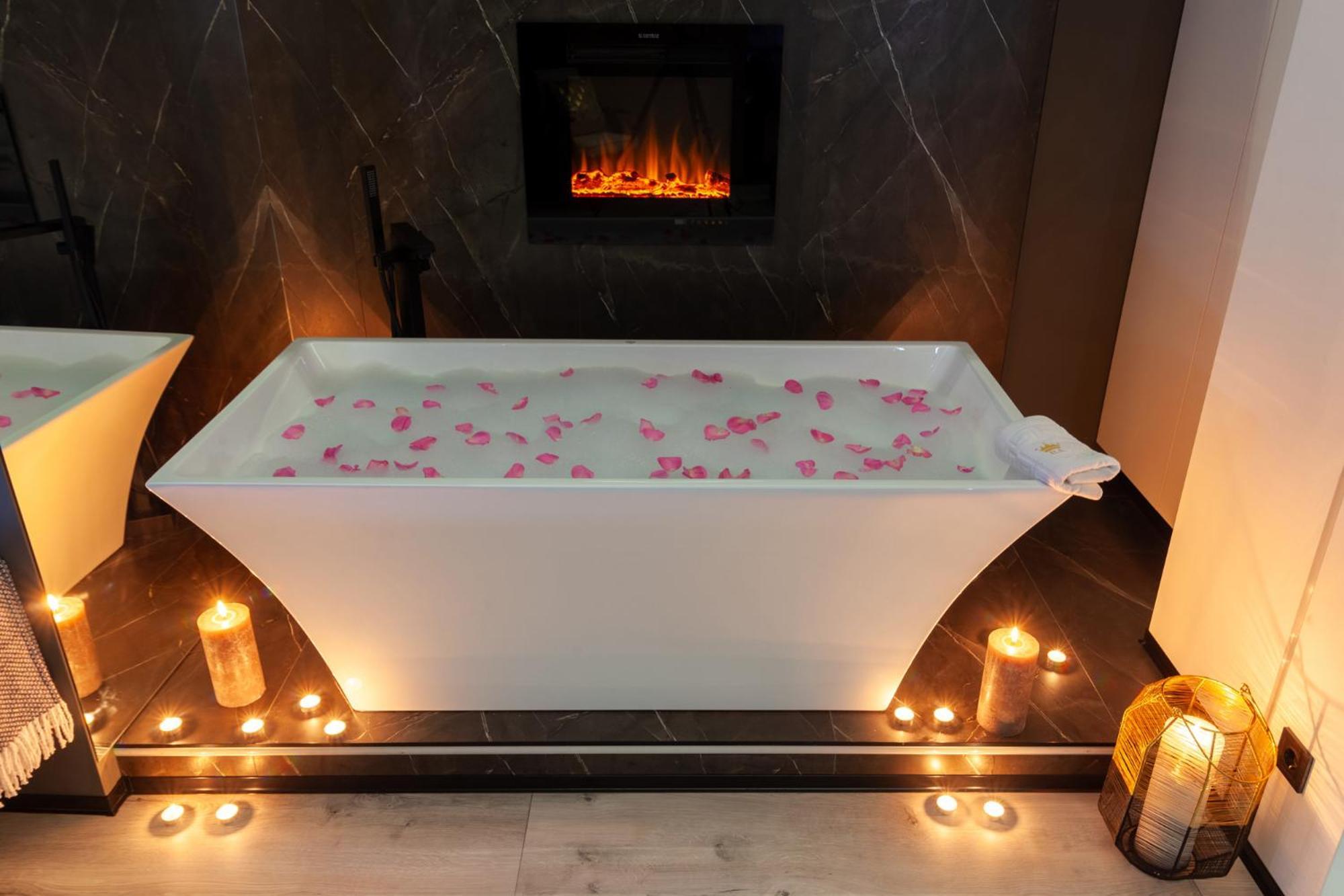 Royal Romantic Apartment With Bathtub Lviv Exterior photo
